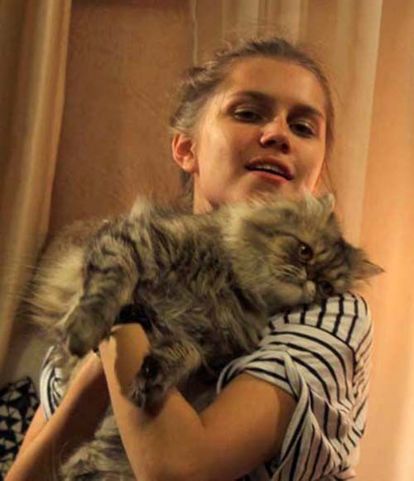 Актриса Дарья Мельникова рассказывает по свою кошечку Доллари, что она просто экстремалка! «Иногда так прыгает по квартире, что может, оттолкнувшись от кресла, пролететь через всю комнату.» Актриса Дарья Мельникова рассказывает по свою кошечку Доллари, что она просто экстремалка! «Иногда так прыгает по квартире, что может, оттолкнувшись от кресла, пролететь через всю комнату.»