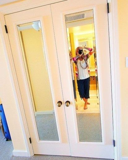 Скучные однотонные двери мгновенно преобразит обычное зеркало. Таким образом получится "убить сразу двух зайцев" - зрительно увеличить пространство и заполучить зеркало в полный рост. Скучные однотонные двери мгновенно преобразит обычное зеркало. Таким образом получится "убить сразу двух зайцев" - зрительно увеличить пространство и заполучить зеркало в полный рост.