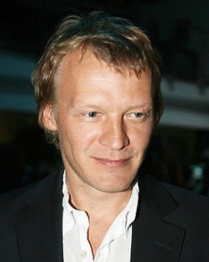Алексей Серебряков. Родился 3 июля 1964 года. Очень глубокий актёр. На него смотришь и всегда веришь. По-моему, у него нет ни одной неудачной или неинтересной роли. Серебряков основал фонд помощи детям-сиротам. Помимо родной дочери воспитывает двух приемных сыновей. Алексей Серебряков. Родился 3 июля 1964 года. Очень глубокий актёр. На него смотришь и всегда веришь. По-моему, у него нет ни одной неудачной или неинтересной роли. Серебряков основал фонд помощи детям-сиротам. Помимо родной дочери воспитывает двух приемных сыновей.