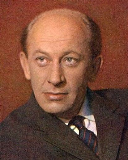 Евгений Евстигнеев. Годы жизни: 9 октября 1926 г. - 4 марта 1992 г. Наиболее любимые мною его роли это в фильмах *Ещё люблю, ещё надеюсь*, *Собачье сердце*, *Старый Новый год*, *Золотой телёнок*, *Зигзаг удачи*. Евгений Евстигнеев. Годы жизни: 9 октября 1926 г. - 4 марта 1992 г. Наиболее любимые мною его роли это в фильмах *Ещё люблю, ещё надеюсь*, *Собачье сердце*, *Старый Новый год*, *Золотой телёнок*, *Зигзаг удачи*.