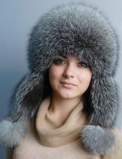 Шапки-ушанки из меха становятся все более популярными. Они выгодно подчеркивают женственность и изящество обладательницы головного убора. Шапки-ушанки из меха становятся все более популярными. Они выгодно подчеркивают женственность и изящество обладательницы головного убора.