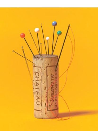 Корковая пробка станет прекрасной альтернативой игольнице. Корковая пробка станет прекрасной альтернативой игольнице.