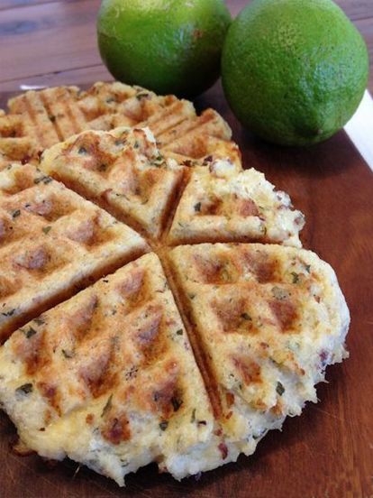 2. Приготовьте тесто из картофельного пюре, яиц и муки. Получатся вкусные картофельные коржики. 2. Приготовьте тесто из картофельного пюре, яиц и муки. Получатся вкусные картофельные коржики.