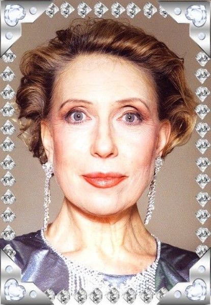 Инна Чурикова. Одно время актрису даже не хотели снимать в кино, так как многие режиссеры считали, что своей внешностью она могла опозорить прекрасный облик советского человека. Однако Инна Михайловна не замкнулась в себе, не озлобилась, а продолжала верить в лучшее. В итоге, талант актрисы победил нелепые предрассудки. Инна Чурикова. Одно время актрису даже не хотели снимать в кино, так как многие режиссеры считали, что своей внешностью она могла опозорить прекрасный облик советского человека. Однако Инна Михайловна не замкнулась в себе, не озлобилась, а продолжала верить в лучшее. В итоге, талант актрисы победил нелепые предрассудки.