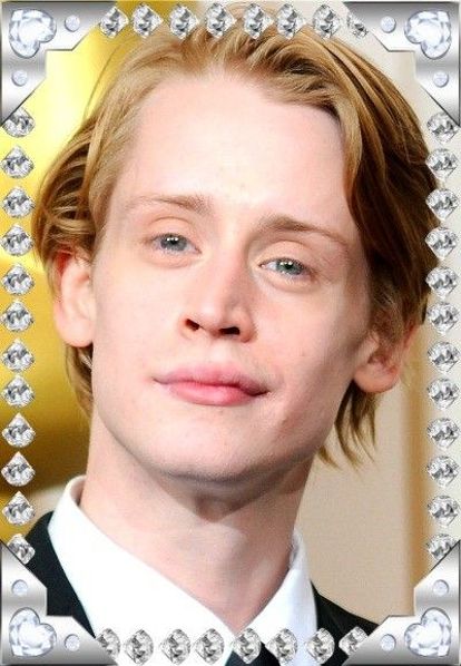 Маколей Калкин. Этот актер запомнился зрителям, как неугомонный Кевин из комедийной трилогии. Но годы неумолимо бегут вперед, и милый лопоухий мальчик с большими губами вырос и повзрослел. И, глядя на его нынешние фотографии, понимаешь, что изменения иногда бывают не в лучшую сторону. Остается надеяться, что его актерский талант остался на прежнем уровне. Маколей Калкин. Этот актер запомнился зрителям, как неугомонный Кевин из комедийной трилогии. Но годы неумолимо бегут вперед, и милый лопоухий мальчик с большими губами вырос и повзрослел. И, глядя на его нынешние фотографии, понимаешь, что изменения иногда бывают не в лучшую сторону. Остается надеяться, что его актерский талант остался на прежнем уровне.