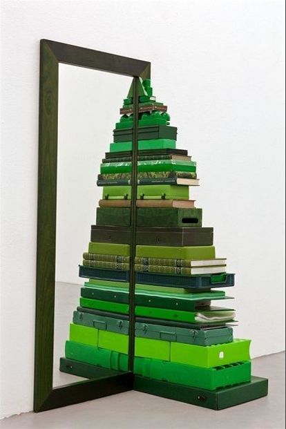 Стоит сложить зеленые книги, папки, полочки и шкатулки возле зеркала, и получится креативная елка. Стоит сложить зеленые книги, папки, полочки и шкатулки возле зеркала, и получится креативная елка.