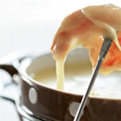 Сырное фондю с горчицей и креветками