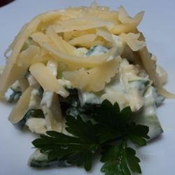 Салат со свежим огурцом, яйцом и сыром