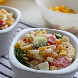 Салат с рисом, яйцами и кукурузой – легкий, приятный на вкус и простой в приготовлении
