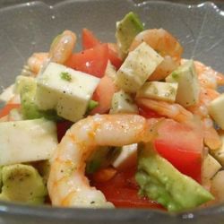 Легкий салат с креветками и авокадо