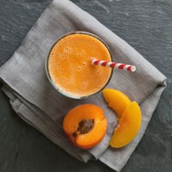 Витаминный смузи с морковью и персиком за 10 минут