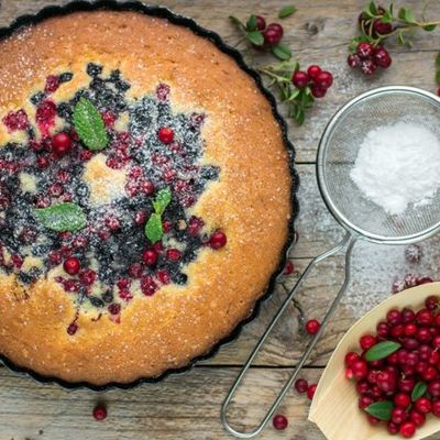 Бисквитный торт с ягодами и сметанным кремом