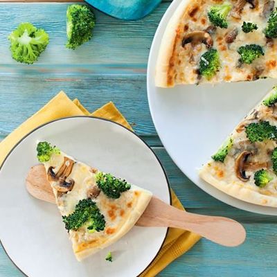 Белая пицца с брокколи и грибами