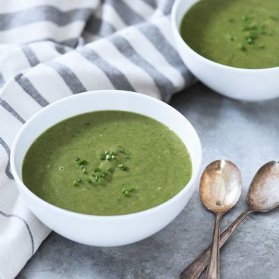 Картофельный суп с шпинатом и зеленым луком