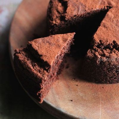 Веганский вкусный шоколадный пирог на красном вине без яиц и животных продуктов