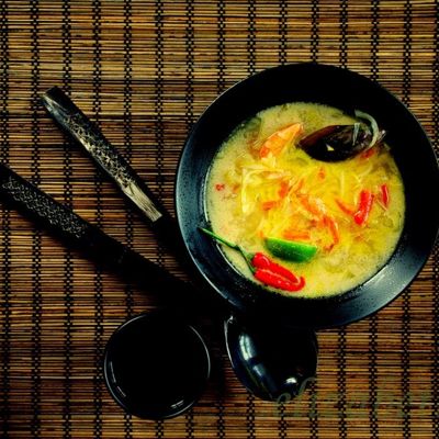 Острый тайский суп с кокосовым молоком и овощами Том-ям