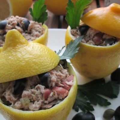 Салат фасолевый с тунцом, маслинами и каперсами