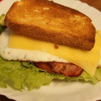 Сэндвич с яйцом и беконом