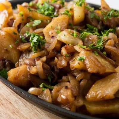 Жареные грибы с картошкой и сметаной