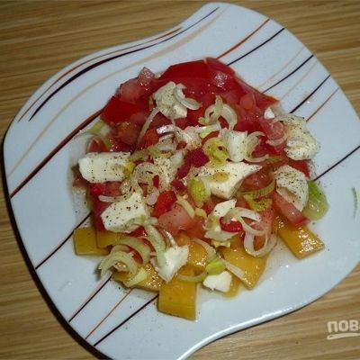 Салат из манго, томатов и моцареллы