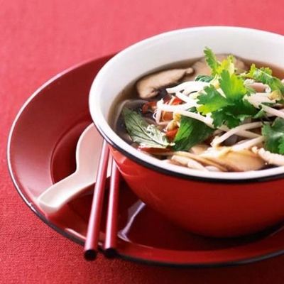 Китайский суп с грибами и рисовой лапшой