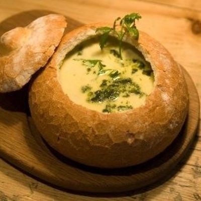 Суп в тарелке из хлеба
