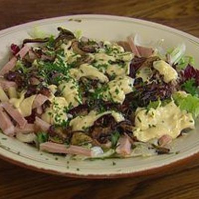 Салат с грибами, сыром и бужениной