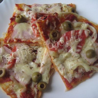 Пицца с ветчиной, сыром и помидорами домашняя