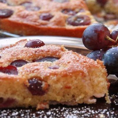 Бисквитный пирог с виноградом