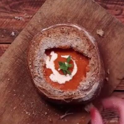 Вкусный томатный суп в хлебе