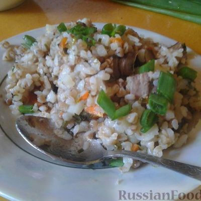 Гречнево-рисовая каша с мясом.