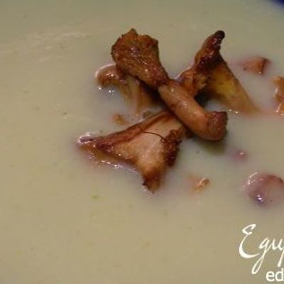 Суп-пюре из цукини с лисичками или лесными грибами
