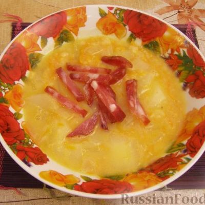 Густой гороховый суп с копченой колбасой