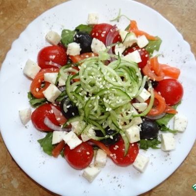Легкий салат с моцареллой, овощами и форелью