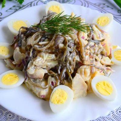 Салат из морской капусты, перепелиных яиц и отварной рыбы