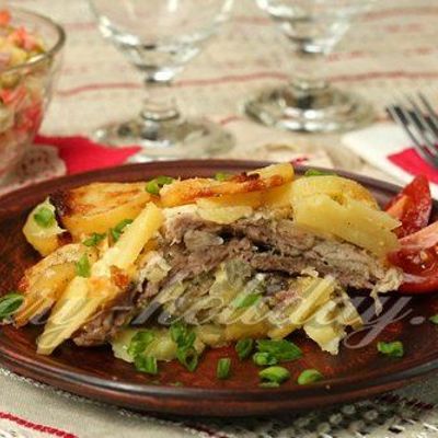 Картошка запеченная с мясом, грибами и сыром