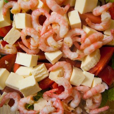 Легкий салат с креветками, помидорами Черри и сыром Моцарелла