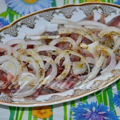 Рецепт салаки с луком и оливковым соусом