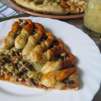 Пицца с грибами и ананасами