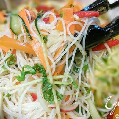 Вьетнамский овощной салат с рисовой лапшой