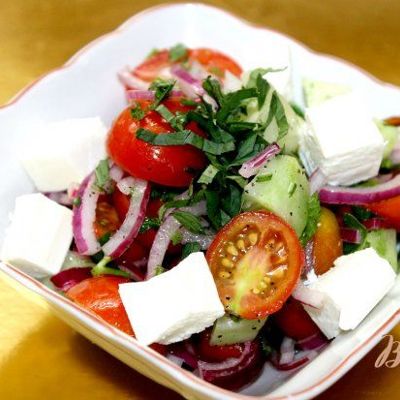 Легкий овощной салат с сыром фета и мятой