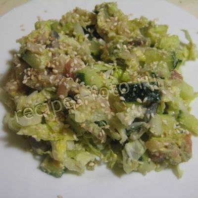 Салат с авокадо и рыбой соленой скумбрией без майонеза
