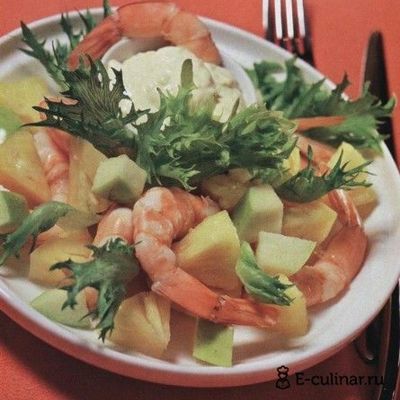 Салат с креветками и ананасами