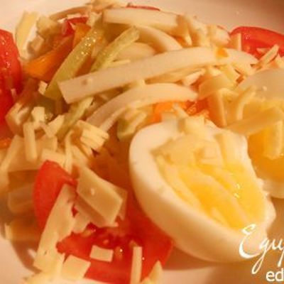 Овощной салат с копченым кальмаром и сыром маасдам