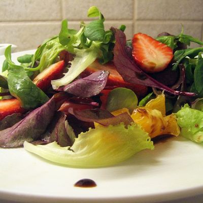 Легкий салат с клубникой и бальзамическим уксусом