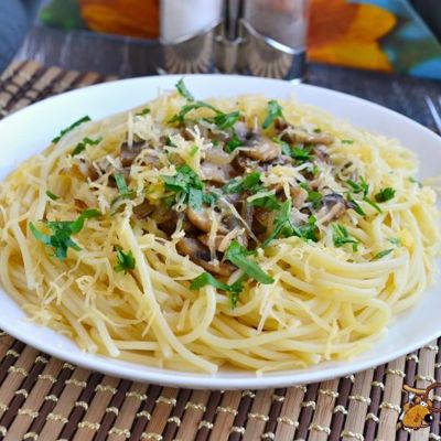 Спагетти с жареными шампиньонами и луком