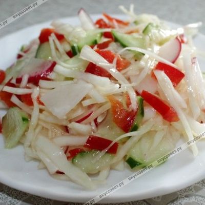 Легкий витаминный салат из свежих овощей