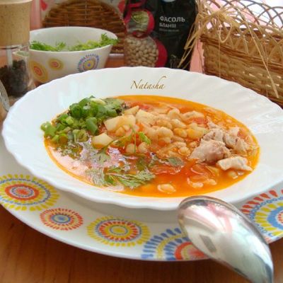 Томастный суп с фасолью на курином бульоне