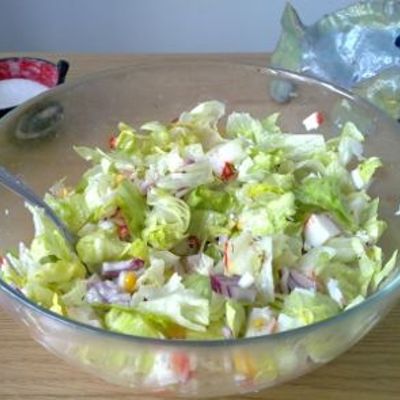 Зеленый салат с крабовыми палочками
