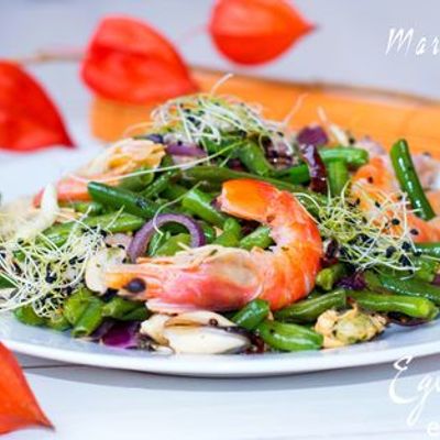Салат с овощами, морским коктейлем и пророщенными зернами